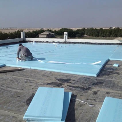 أسقف ساندوتش بانل في جدة: الحل الأمثل للعزل الحراري والمتانة